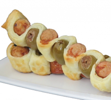 Brochettes de pâte feuilletée aux saucisses de Strasbourg et aux olives 